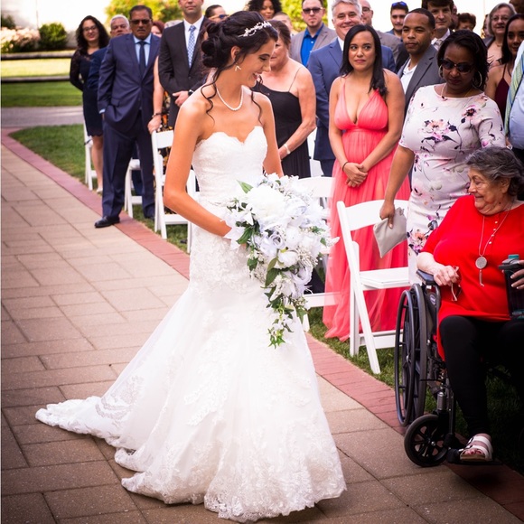 Wedding Dress - Picture 1 of 5